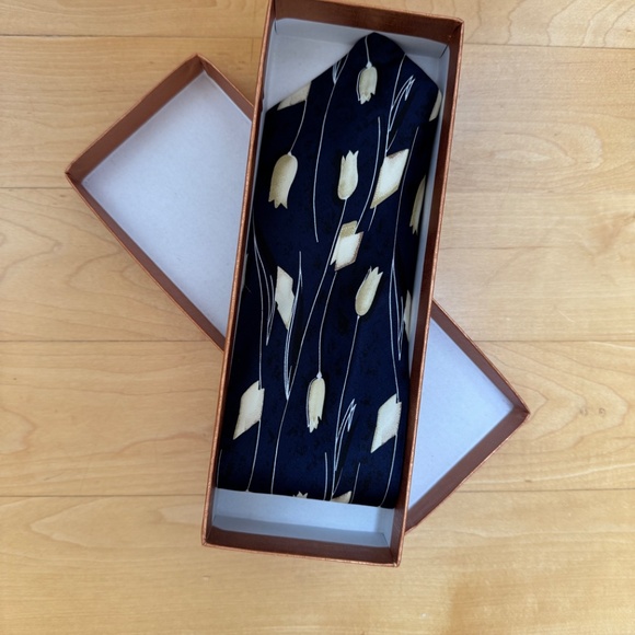 Giorgio Armani Silk 'Cravatte' Men's Tie - Picture 1 of 9
